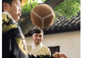 巴萨官推晒佩德里体验蹴鞠照：他正在苏州享受自己的假期